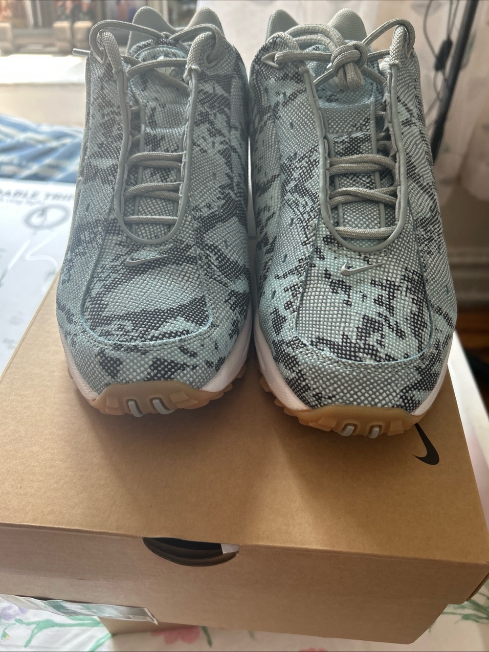 Nike Hot Step Air Terra Nocta in Light Pumice and Navy